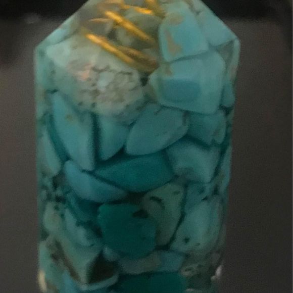Resin point filled with turquoise chips 2 inches tall - Picture 2 of 4